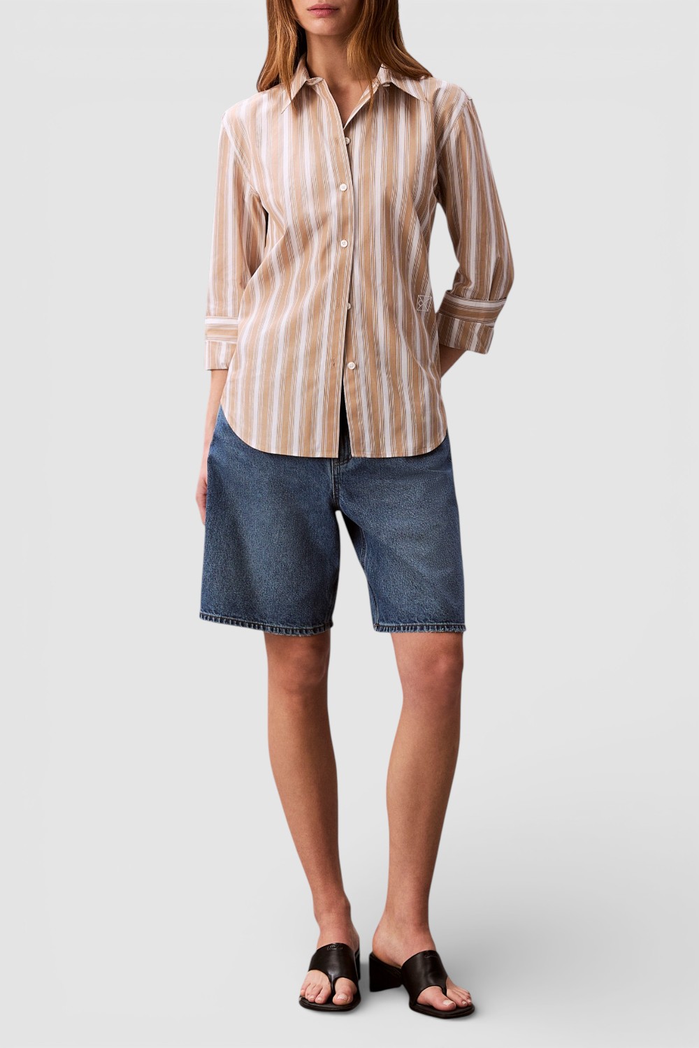 תמונת כל הלוק של חולצת כפתורים ארוכה